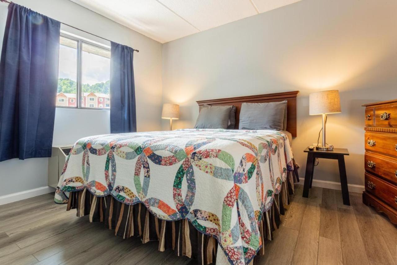 Family Bear Condos, Full King Suite, Kitchen, Pool Access Unit 103 Gatlinburg Kültér fotó